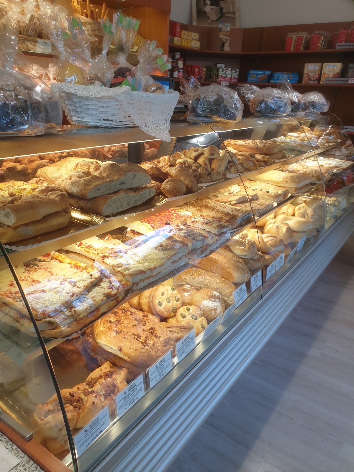 Il bancone del Panificio Casarini: pane, focaccia, crescente e pasticceria appena sfornati